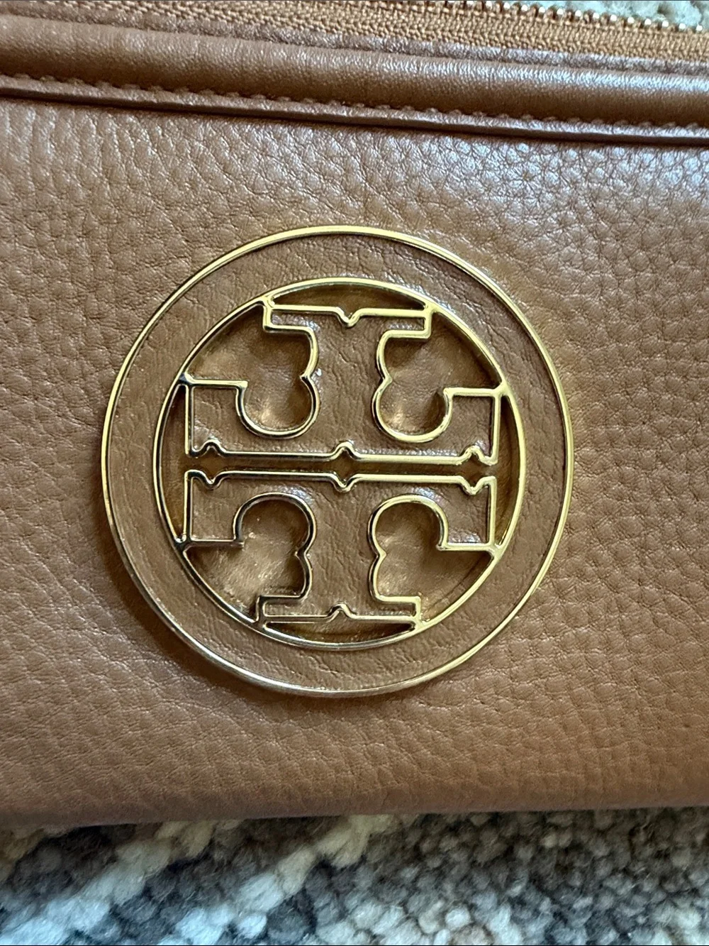 Tory Burch Tan Pebbled Leather Zip Wallet with Gold Logo - Picture 2 of 7